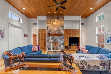 Welcome to an exceptional equestrian estate just 15 miles from - photo 10