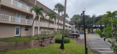 Beautifully updated 2 bedroom 2 bath corner unit In the - photo 44