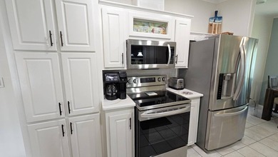 Welcome to this beautifully maintained, fully furnished home - photo 8