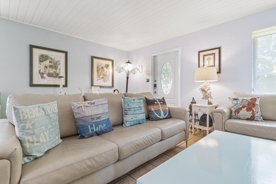 4/2 renovated waterfront home boasts private pool-new cutting - photo 20