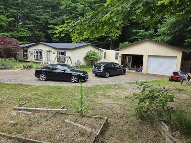 4-bedroom, 2-bath mobile home with beautiful views of and access - photo 1
