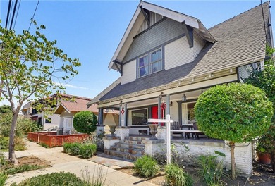 Built in 1914, this classic Craftsman presents an exceptional - photo 2