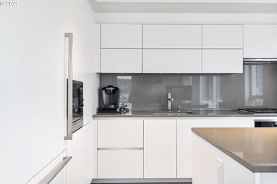 Bright contemporary 2 bedroom, 2.5 bathroom condo with