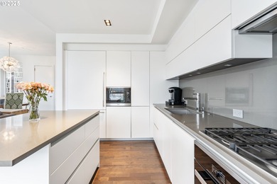 Bright contemporary 2 bedroom, 2.5 bathroom condo with