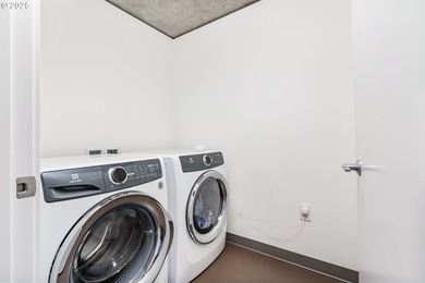 Bright contemporary 2 bedroom, 2.5 bathroom condo with