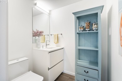 Bright contemporary 2 bedroom, 2.5 bathroom condo with