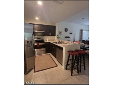 UNFURNISHED. Move in 3BR first floor end unit, with one car - photo 8