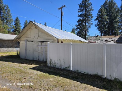 Spacious Chiloquin Home on a Corner Lot! This well-maintained - photo 15