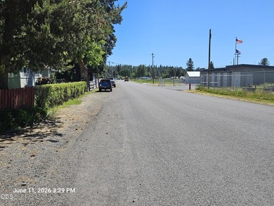 Spacious Chiloquin Home on a Corner Lot! This well-maintained - photo 17