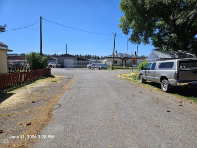 Spacious Chiloquin Home on a Corner Lot! This well-maintained - photo 18