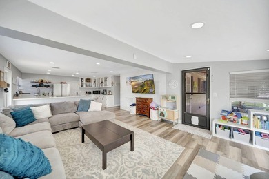 Beautifully maintained Lloyd Estates home with no HOA. Spacious - photo 11