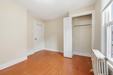 Welcome to this very spacious 5 bed, 2 bath home in Freeport! - photo 16