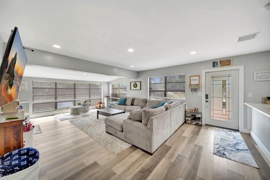 Beautifully maintained Lloyd Estates home with no HOA. Spacious - photo 16
