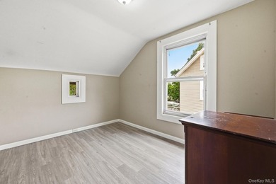 Welcome to this very spacious 5 bed, 2 bath home in Freeport! - photo 18