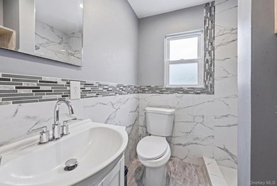 Welcome to this very spacious 5 bed, 2 bath home in Freeport! - photo 20