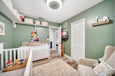 Beautifully maintained Lloyd Estates home with no HOA. Spacious - photo 21