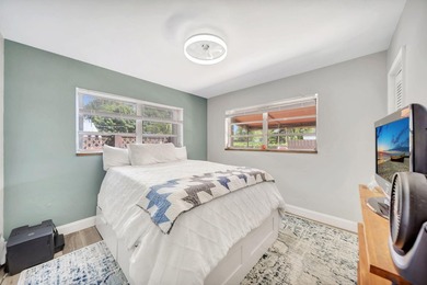 Beautifully maintained Lloyd Estates home with no HOA. Spacious - photo 22