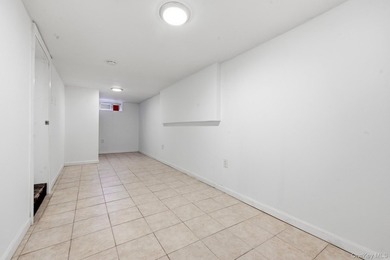 Welcome to this very spacious 5 bed, 2 bath home in Freeport! - photo 23