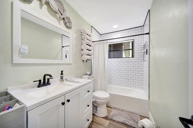 Beautifully maintained Lloyd Estates home with no HOA. Spacious - photo 23