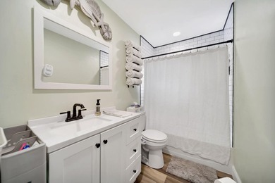 Beautifully maintained Lloyd Estates home with no HOA. Spacious - photo 24