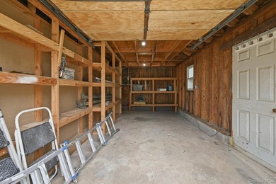 Welcome to this very spacious 5 bed, 2 bath home in Freeport! - photo 25