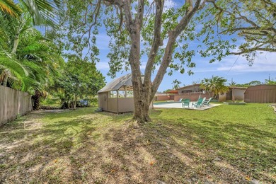 Beautifully maintained Lloyd Estates home with no HOA. Spacious - photo 33