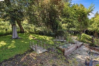 Located on the Piedmont side of Montclair, this 3-bedroom - photo 38