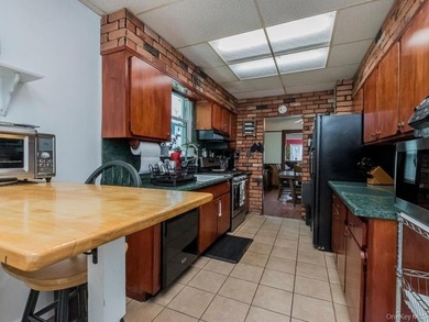 This welcoming THROGS NECK bungalow charmer is set on a quiet - photo 11
