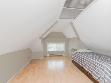 This welcoming THROGS NECK bungalow charmer is set on a quiet - photo 16
