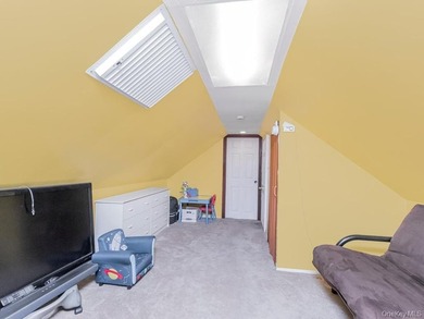This welcoming THROGS NECK bungalow charmer is set on a quiet - photo 17