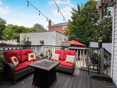 This welcoming THROGS NECK bungalow charmer is set on a quiet - photo 25