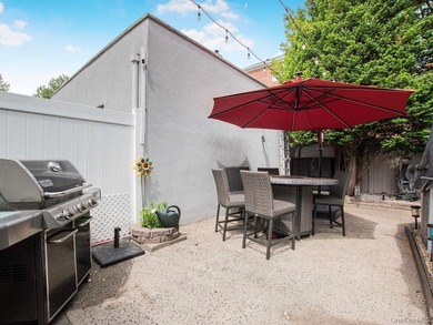This welcoming THROGS NECK bungalow charmer is set on a quiet - photo 28