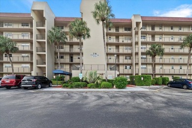 Beautifully updated 2-bedroom, 2-bath penthouse condo in the - photo 3