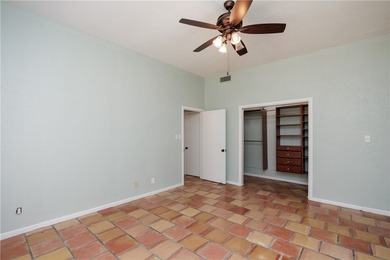 Great location near downtown, hospitals and shopping. This roomy - photo 14
