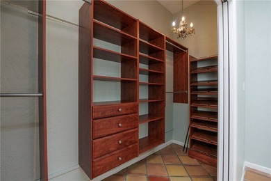 Great location near downtown, hospitals and shopping. This roomy - photo 15