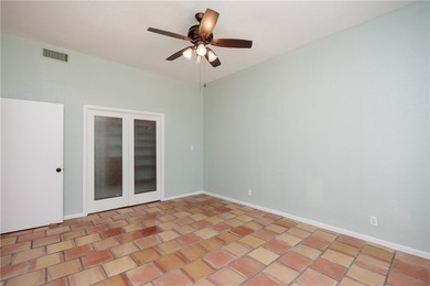 Great location near downtown, hospitals and shopping. This roomy - photo 16