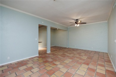 Great location near downtown, hospitals and shopping. This roomy - photo 17