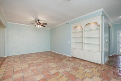 Great location near downtown, hospitals and shopping. This roomy - photo 18