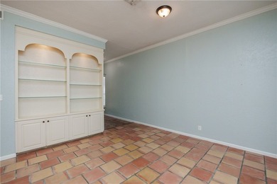 Great location near downtown, hospitals and shopping. This roomy - photo 19