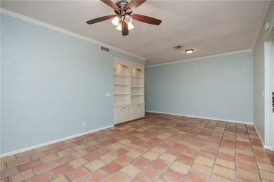 Great location near downtown, hospitals and shopping. This roomy - photo 20