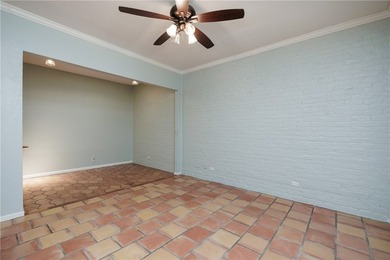 Great location near downtown, hospitals and shopping. This roomy - photo 21