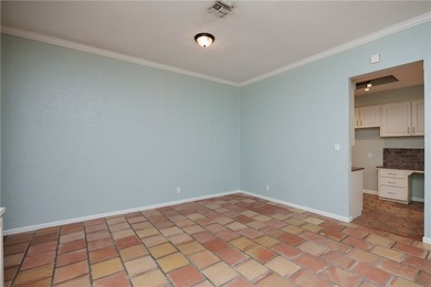 Great location near downtown, hospitals and shopping. This roomy - photo 22