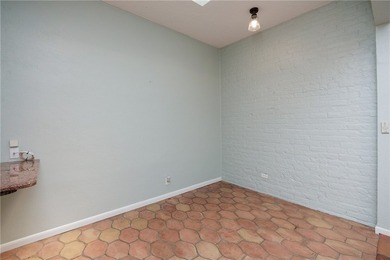 Great location near downtown, hospitals and shopping. This roomy - photo 23