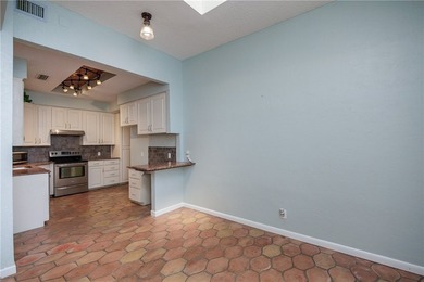 Great location near downtown, hospitals and shopping. This roomy - photo 24