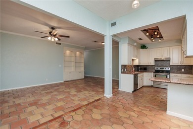 Great location near downtown, hospitals and shopping. This roomy - photo 25