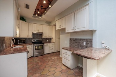 Great location near downtown, hospitals and shopping. This roomy - photo 26