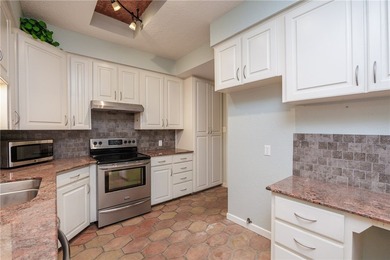 Great location near downtown, hospitals and shopping. This roomy - photo 27
