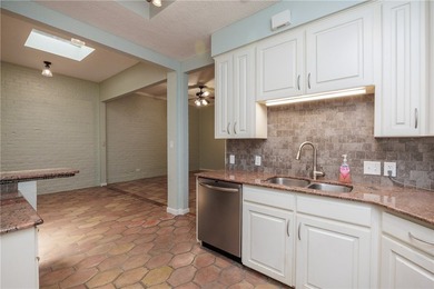 Great location near downtown, hospitals and shopping. This roomy - photo 29