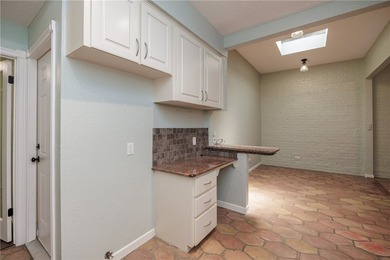 Great location near downtown, hospitals and shopping. This roomy - photo 30