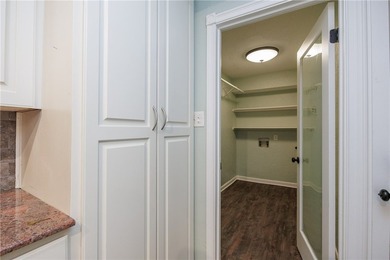 Great location near downtown, hospitals and shopping. This roomy - photo 31